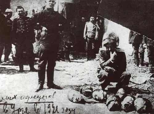 Русские военные в Цицикаре Маньчжурия в 1912 г инспектируют головы хунхузов - фото 27