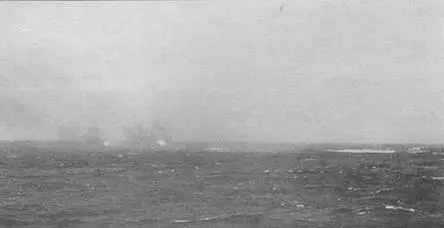 Крейсер Nashville расстреливающий из шестидюймовых пушек японский патрульный - фото 23