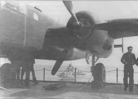 После диче два В25 стоящие на самой корме авианосца Hornet За кормой виден - фото 9