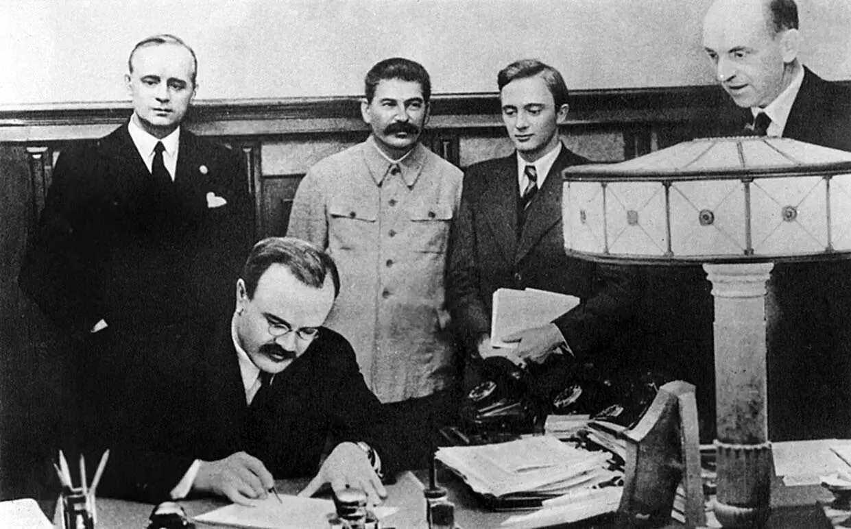 Подписание германосоветского договора о дружбе и границе между СССР и - фото 15