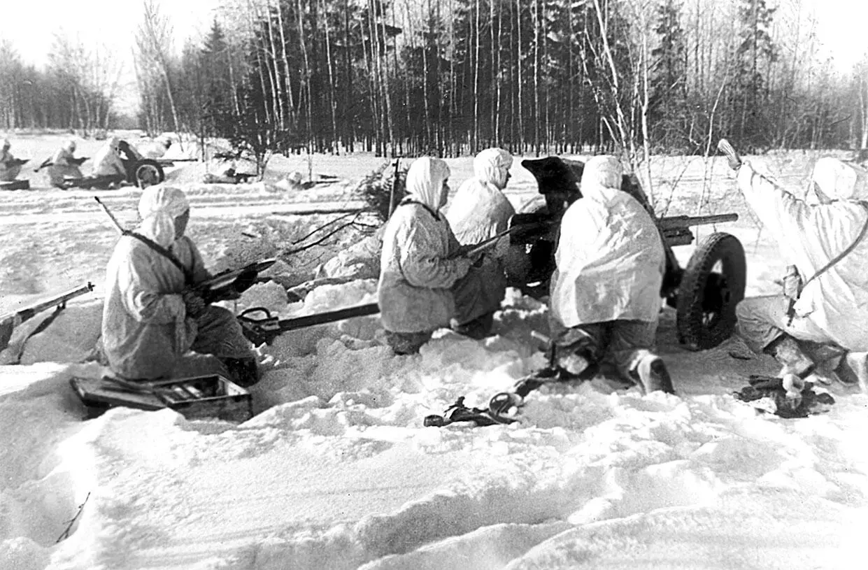 Артиллеристы ведут огонь на подступах к Москве Герой Советского Союза И - фото 25