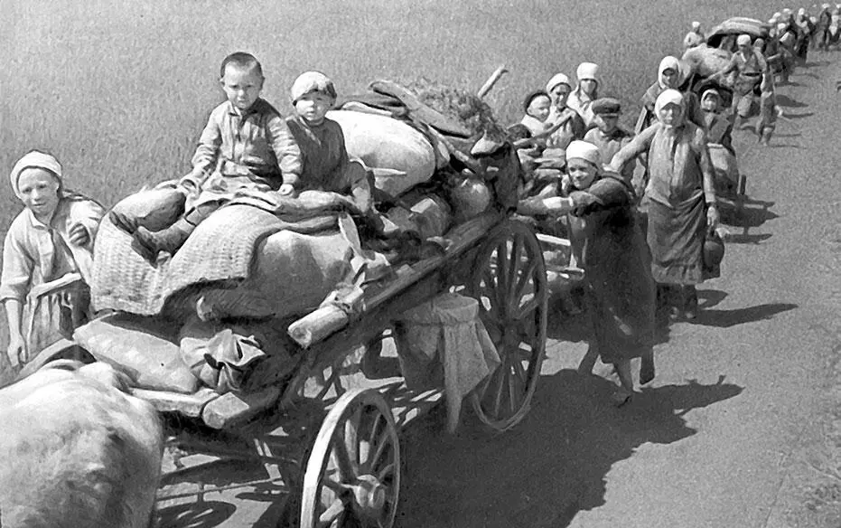 Жители Украины уходят на восток Погрузка танков в одном из британских - фото 37