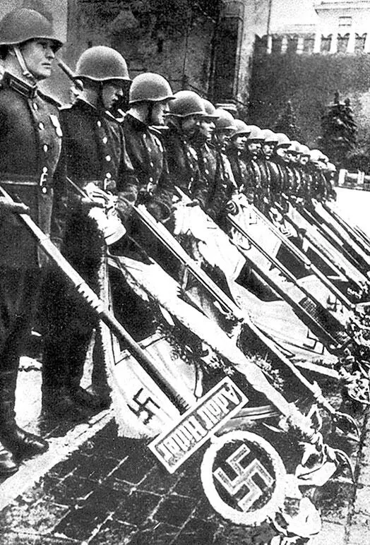 Парад Победы 24 июня 1945 г Командующие фронтами на заключительном этапе - фото 44