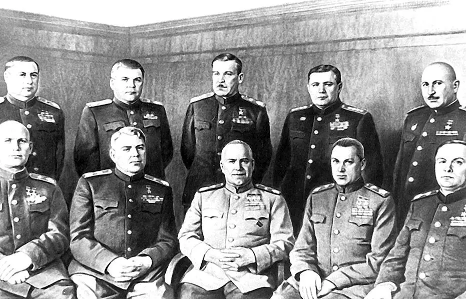 Командующие фронтами на заключительном этапе войны Сидят слева направо И - фото 45