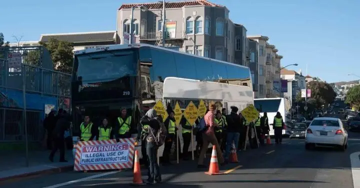 Автобус компании Google блокирован участниками акции протеста организации Heart - фото 58