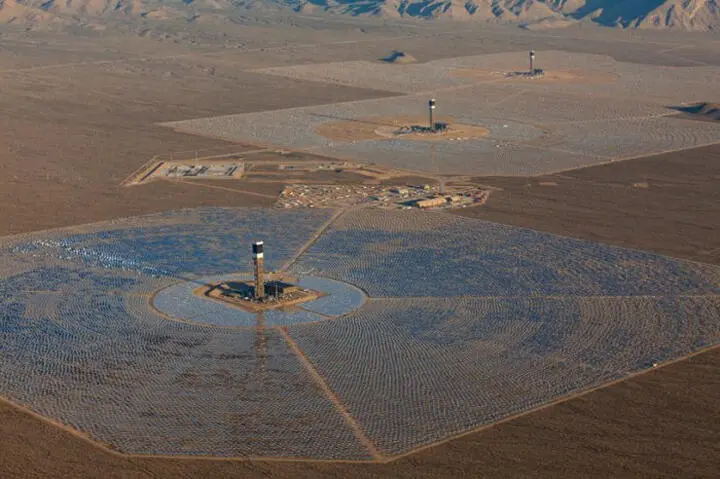 Ivanpah расположили в Калифорнии в пустыне Мохаве где она заняла более 1 300 - фото 28