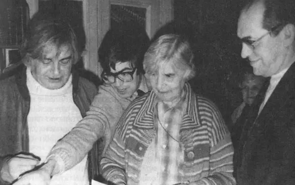 Анна Алексеевна Капица с внуком справа Л Делюсин PS Кузькин герой - фото 86