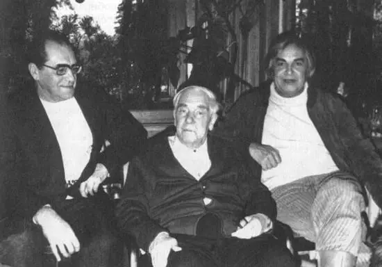 Мои друзья Лев Петрович Делюсин Петр Леонидович Капица и я 1977 или 1978 - фото 133
