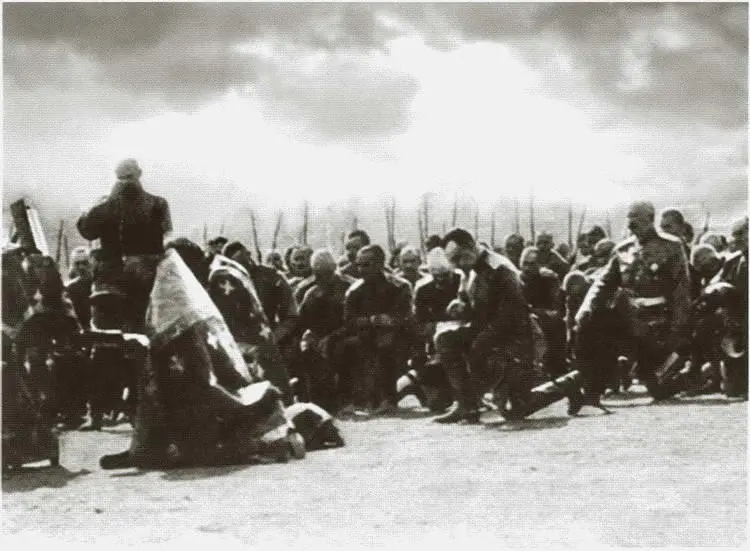 Мобилизация Молебен перед выступлением в поход Июль 1914 г Русские - фото 6