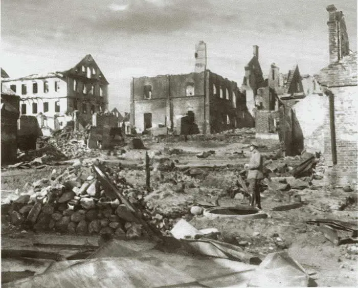 Разрушенная Брестская крепость Август 1915 г Спасаясь от германа - фото 30