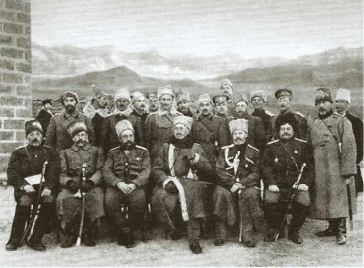 НН Юденич третий слева и великий князь Николай Николаевич в центре с - фото 36