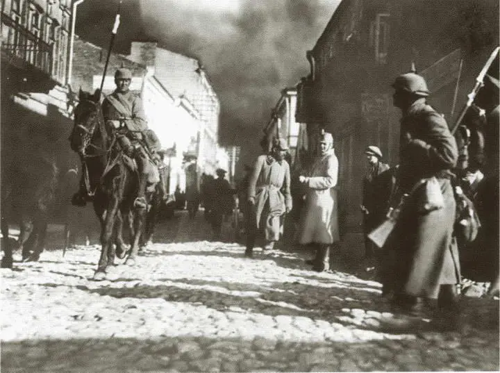 Германцы в захваченном городе Совещание в Ставке 1 апреля 1916 года - фото 45