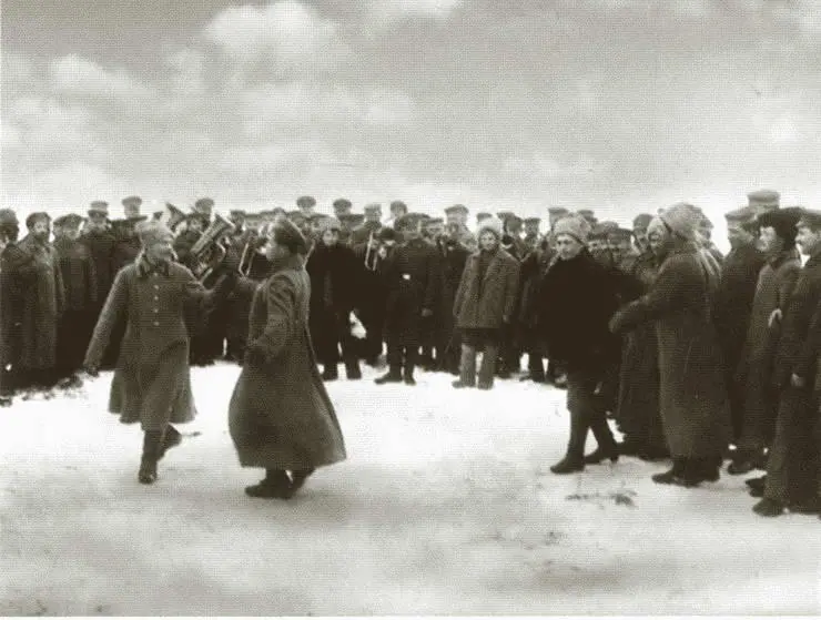 Братание Русские и германские солдаты танцуют на позициях Март 1917 г - фото 59