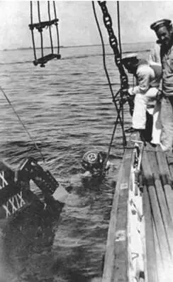 На четырех фото вверху на Павле I во время проведения водолазных работ 1915 - фото 35