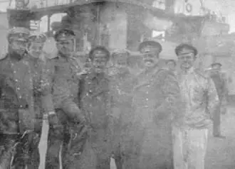 Офицеры Павла I во время погрузки угля вверху и на отдыхе 1916 г - фото 43
