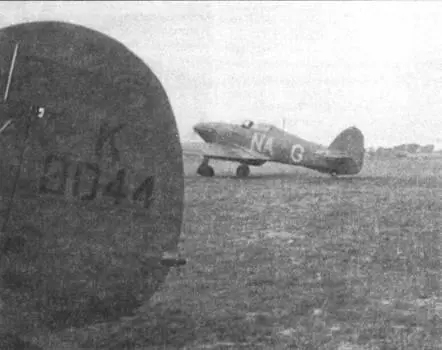 Харрикейн Mk 1 1й эскадрильи Форд 1939 год На переднем плане видно - фото 8