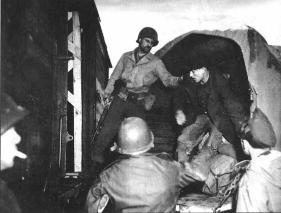 Американцы грузят в вагон пленных их восточных формирований вермахта для выдачи - фото 30