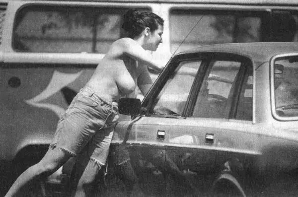 87 Мойщица машин топлес СантаКрус Калифорния Август 1993 года В - фото 89