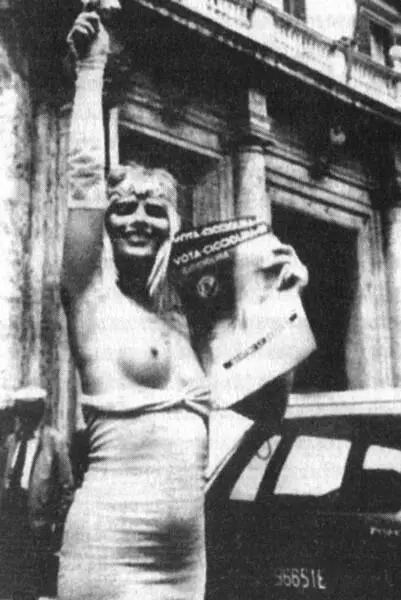 88 Чиччолина Рим 1987 С голыми грудями и триумфально поднятой над головой - фото 90