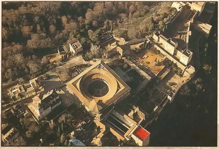 Дворцовый комплекс Альгамбры с высоты птичьего полета Вид на горы - фото 84