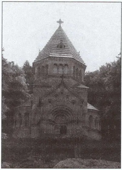 Часовнямемориал Людвига II Вход в Часовнюмемориал Все здание с тремя - фото 117