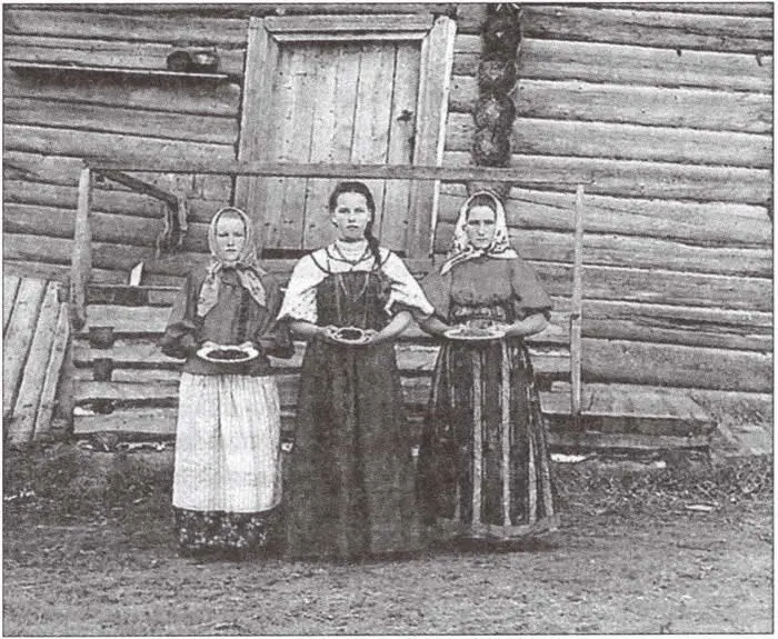 Крестьянки Новгородской губернии Фото начала XX в Правда в деревне есть и - фото 73