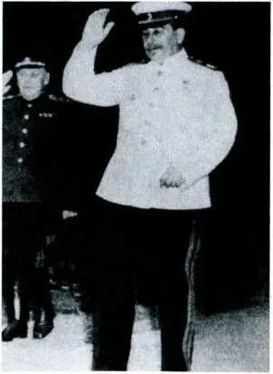 Сталин и слева от него Николай Сидорович Власик личный охранник вождя с - фото 18
