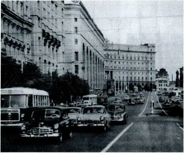 Здание КГБ В 1956 г кабинет Дерябина находился справа на девятом этаже - фото 25