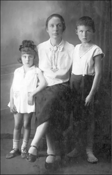 О В Ильяшук с детьми Леной и Юрой 1931 г Фрида Яковлевна умолкла все - фото 4