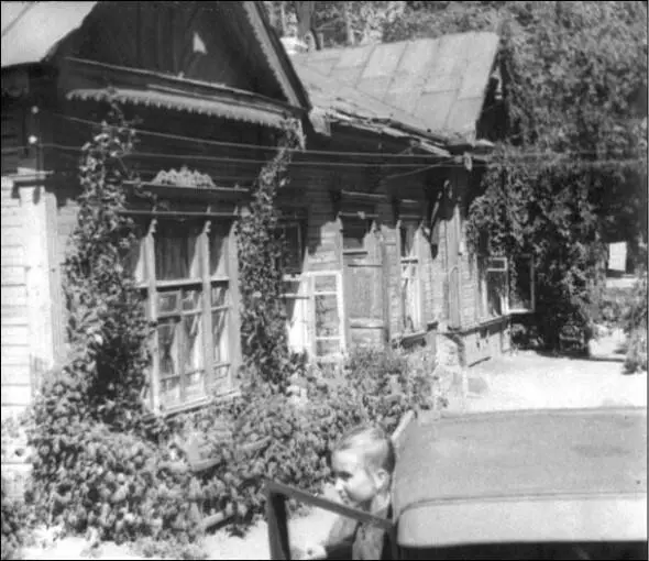 Домик в Киеве в котором семья Ильяшуков жила с 1926 по 1941 г Между тем - фото 6