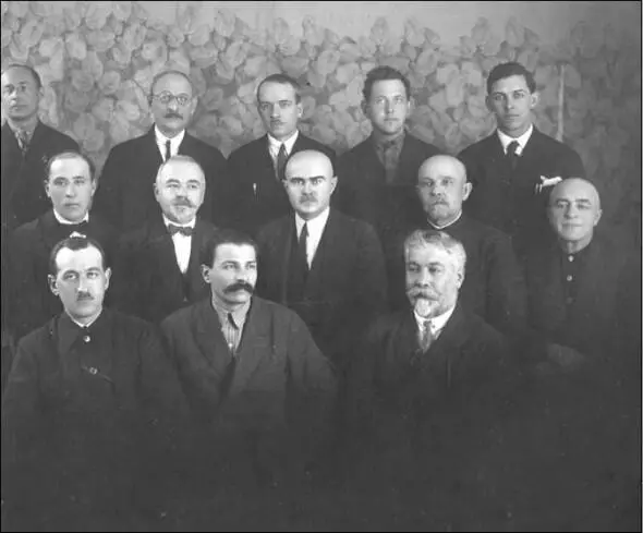 Группа специалистов Киевского сахаротреста 1930 г М И Ильяшук в 1м - фото 8