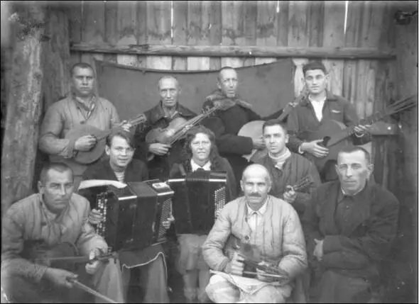 Музыкальная бригада пос Баим Новосибирская обл 1944 г М И Ильяшук в - фото 9