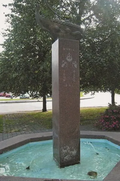 Скромный фонтан в честь Рюрика Олега и Игоря в Норрчёпинге Швеция Фото - фото 41