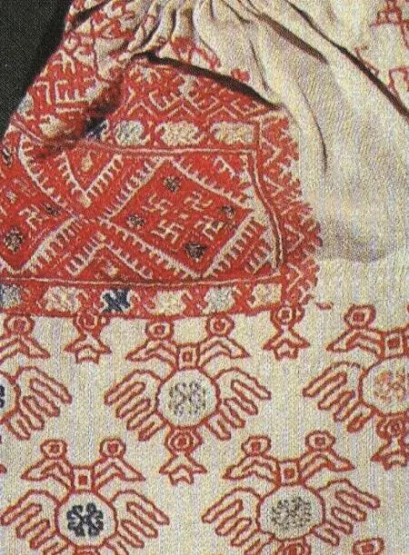Фрагмент вышивки на рукаве праздничной женской рубахи Русский Север XIX в - фото 159