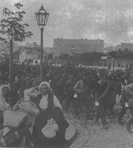 Русские войска на улицах Варшавы Начало августа 1915 Все бегут в одном - фото 25