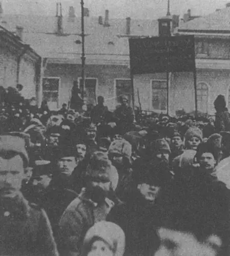 Демонстрация на Таврической площади СанктПетербург март 1917 Оказавшись в - фото 26