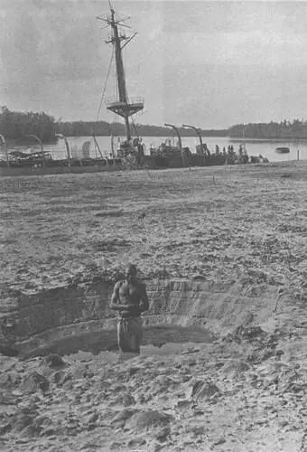 Корпус легкого крейсера Кёнигсберг в дельте реки Руфиджи Лето 1915 Он - фото 39