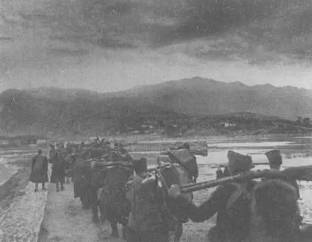 Пленные сербские солдаты идут сдавать свое оружие Черногория февраль 1915 - фото 46