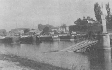 Взорванный мост у ВиллеКотре Сентябрь 1914 Доехав в этот день наконец до - фото 58