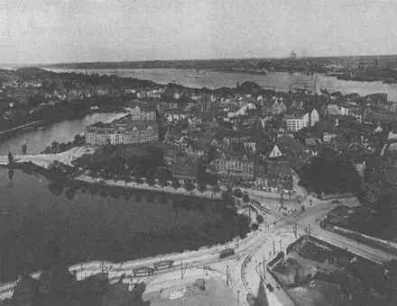 Панорама Киля на заднем плане военный порт 1914 К вечеру они прибывают в - фото 63