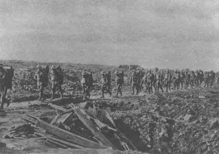 Британские водоносы под Зоннебеке Август 1917 На дороге к Зоннебеке - фото 65