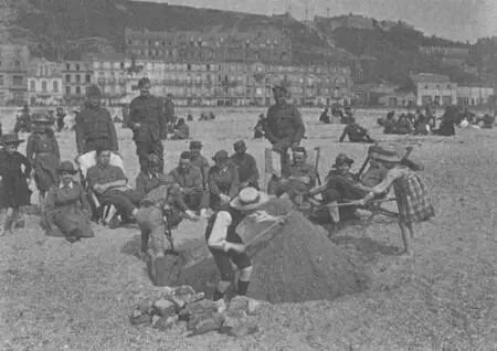Сцена на пляже в Булони Май 1918 После обеда Кушинг вернулся в большую - фото 68