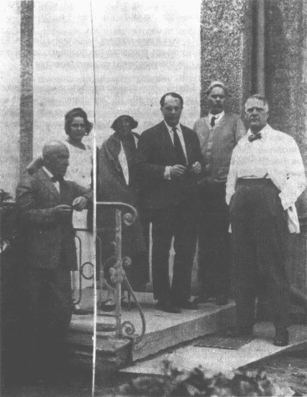 В Сорренто В следующем 1933 году Горький с семьей окончательно переехал в - фото 41