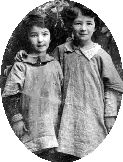 Мила и Мара в 1922 г 1920е годы Cтоят слева направо Мила папа Гриша - фото 13
