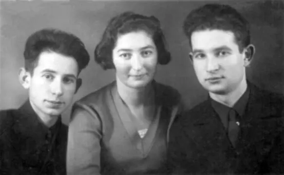 В центре Мила слева её двоюродный брат Яша Симма а справа его родной - фото 15