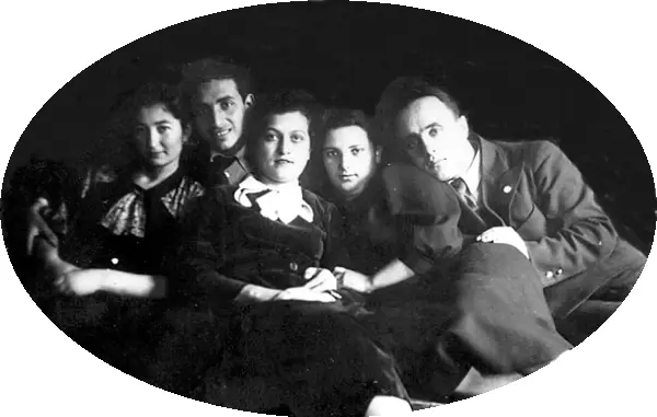 Мила первая слева рядом её муж Миля Мила сидит 2я справа стоит 1я - фото 17