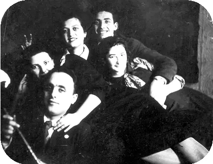 Мила в среднем ряду 1я справа В конце 20х начале 30х годов Григорию - фото 19