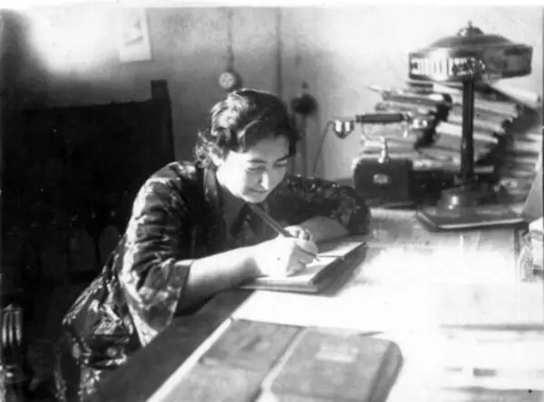 Мила готовится к занятиям в мединституте ноябрь 1937 года Мара папа Гриша - фото 29