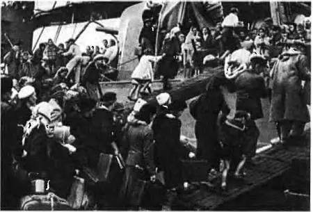 Эвакуация населения из Одессы Посадка на пароход Июль 1941 года Пароход - фото 36