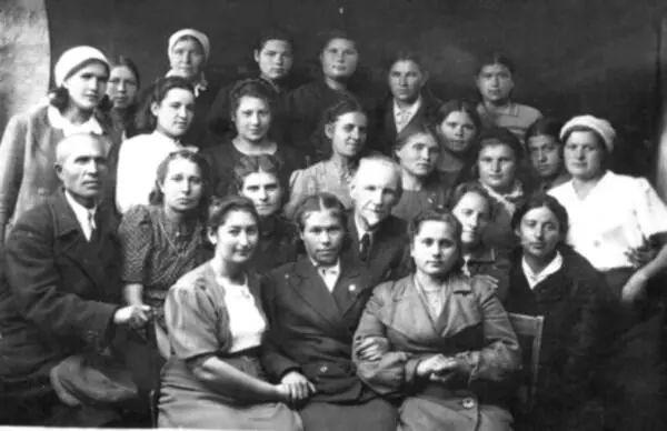 Мама среди сотрудников Сидит в 1м ряду 1я слева В апреле 1946 г мы - фото 45